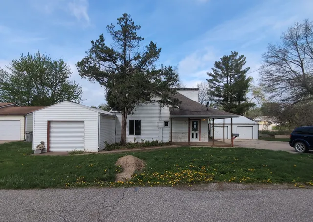 421 S  8th St, Albia, IA 52531