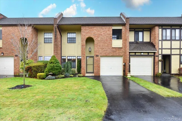 10 Southgate Circle, Massapequa Park, NY 11762
