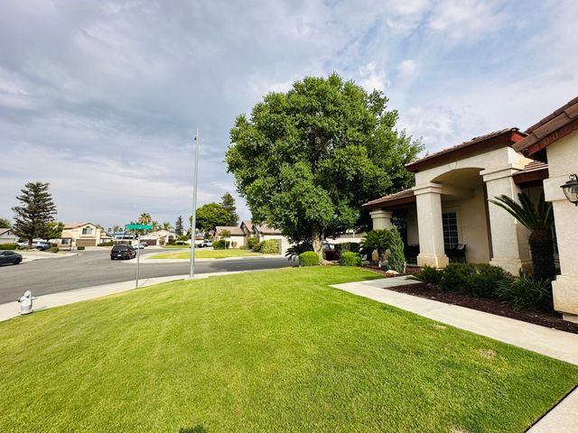 10001 Boone Valley Dr, Bakersfield, CA 93312