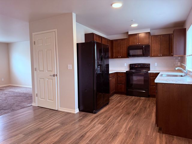 304 S  Rivard Rd #301, Moxee, WA 98936