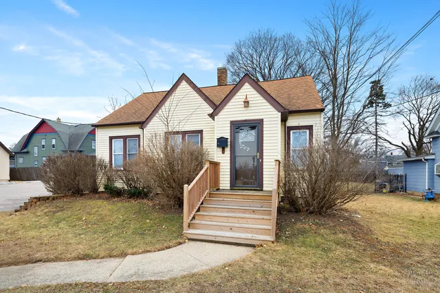 15 W  Woodstock St, Crystal Lake, IL 60014