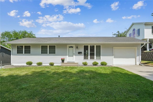 3618 Lynbrook Dr NE, Cedar Rapids, IA 52402