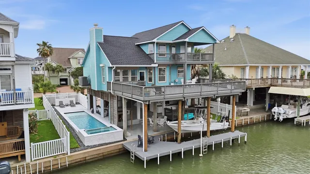 918 Short Reach Dr, Tiki Island, TX 77554