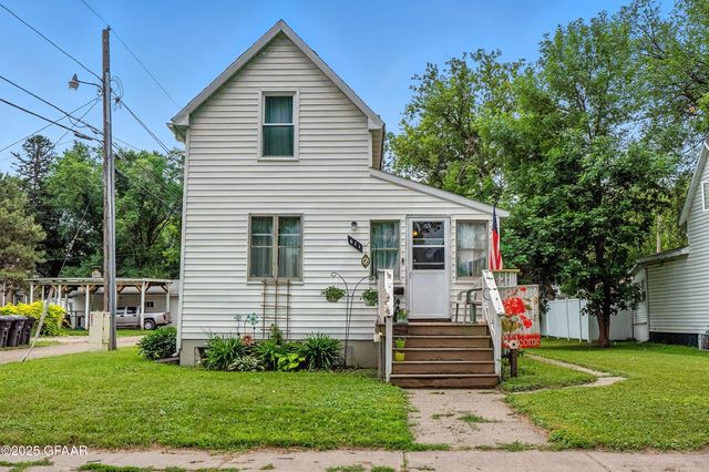 611 5th Ave S, Grand Forks, ND 58201