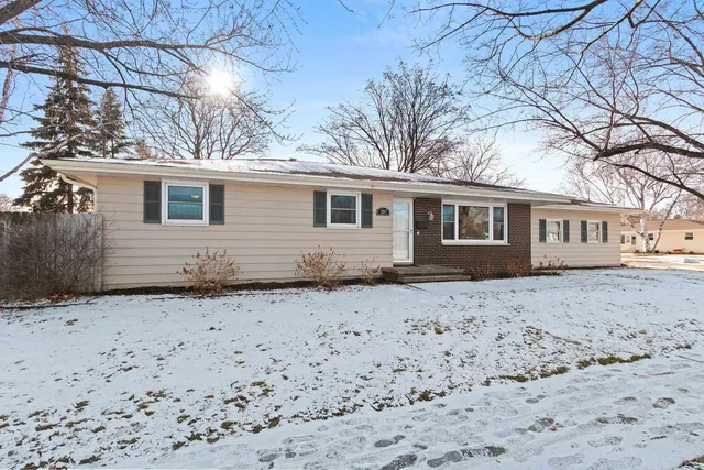 2203 E  College Ave, Appleton, WI 54915