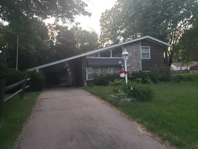 2066 38th St, Rock Island, IL 61201