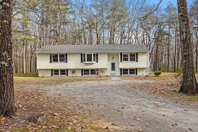 17 West St, Pepperell, MA 01463