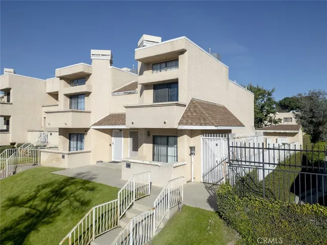 15035 Nordhoff St #112, North Hills, CA 91343