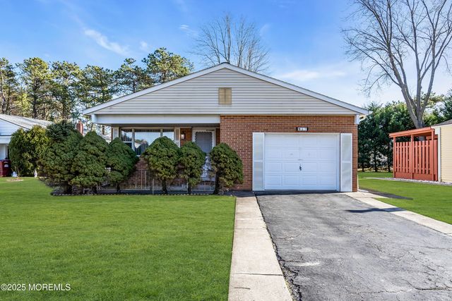 47 Normanton Court, Toms River, NJ 08757