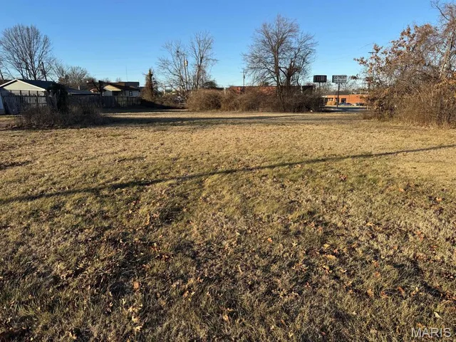 12415 Court Dr, Saint Louis, MO 63127