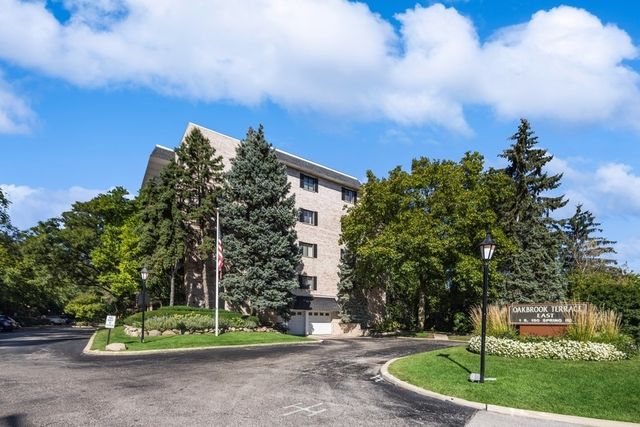 1S150 Spring Rd #4D, Oakbrook Terrace, IL 60181