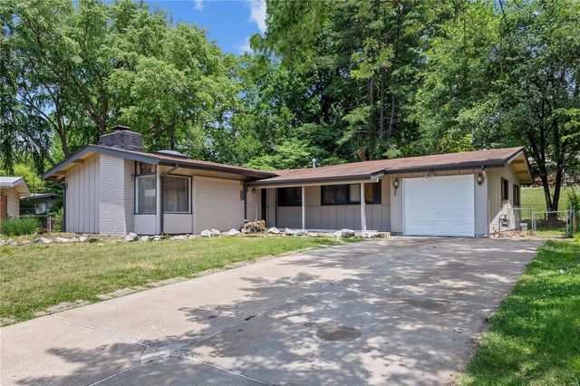 12 Country Ln, Florissant, MO 63033
