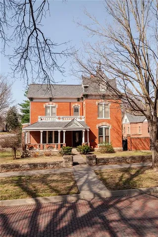 805 N  4th St, Atchison, KS 66002