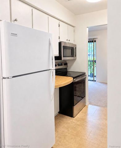 30028 W  Twelve Mile Rd #32, Farmington Hills, MI 48334