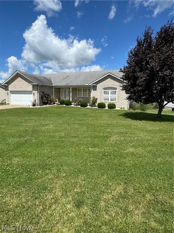 46121 Country Lake Dr, Saint Clairsville, OH 43950