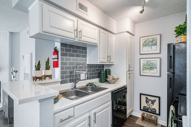 270 El Dorado Blvd #212, Webster, TX 77598