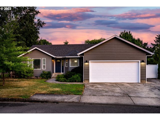 290 Village Dr, Winchester, OR 97495