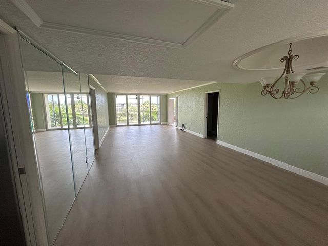 3850 Oaks Clubhouse Dr #403, Pompano Beach, FL 33069