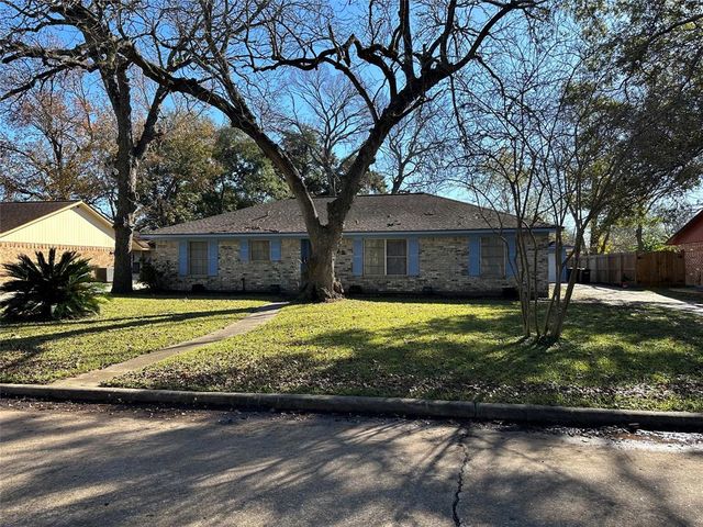 122 Emerald Dr, Clute, TX 77531