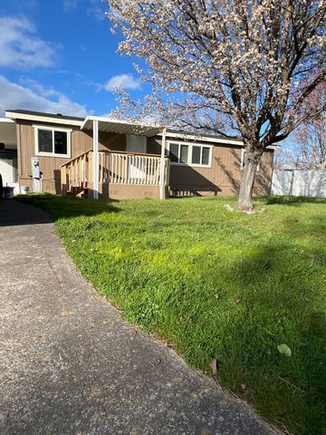 2641 Falcon St, White City, OR 97503