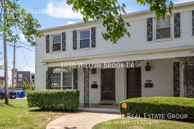 1030 Willow Brook Dr, Saint Louis, MO 63146