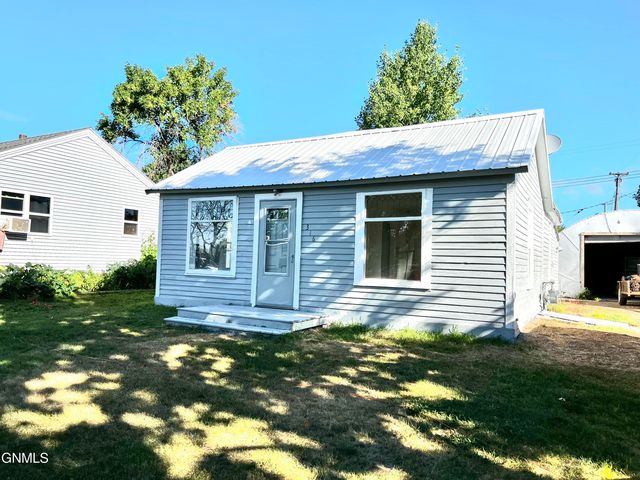 316 3rd Ave W, Ray, ND 58849