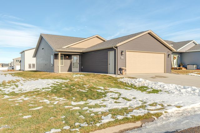 6902 Majestic Pl, Bismarck, ND 58504