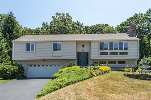 10 Winthrop Ct, Waterford, CT 06385