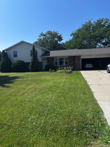 572 Royal Crest Dr, Saint Joseph, MI 49085