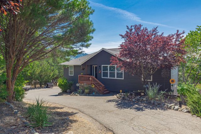 381 Pinetop Ter, Shady Cove, OR 97539