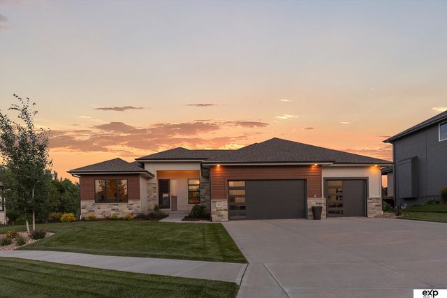 18815 Taylor Cir, Elkhorn, NE 68022