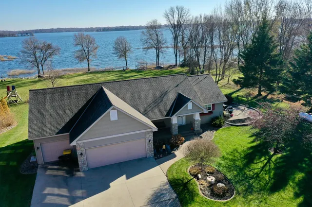 7585 12th St NW, Willmar, MN 56201