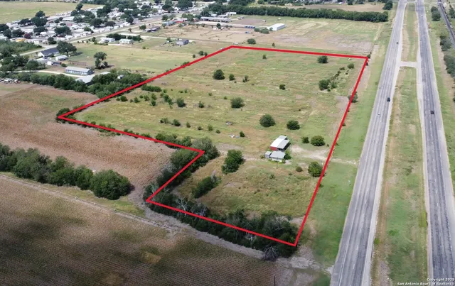 5985 Highway 90 W, Hondo, TX 78861