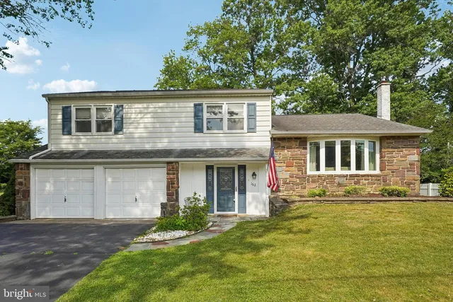 162 Walton Dr, Morrisville, PA 19067