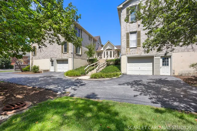 528 Pershing Ave #E, Glen Ellyn, IL 60137