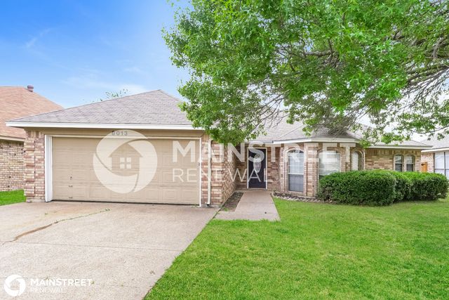 8013 Moss Rock Dr, Fort Worth, TX 76123