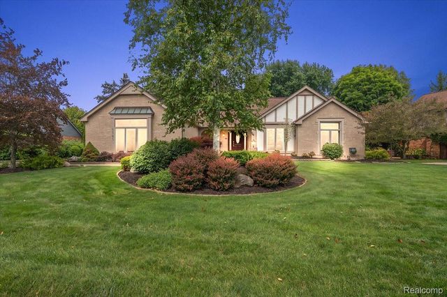 6545 Basswood Dr, Troy, MI 48098