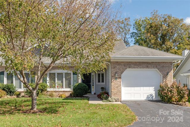 3 Country Meadows Ln, Hendersonville, NC 28792