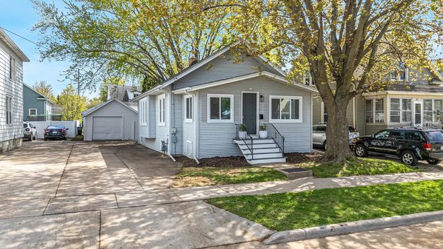 821 W  6th Ave, Oshkosh, WI 54902