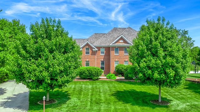 8214 Country Shire Ln, Spring Grove, IL 60081