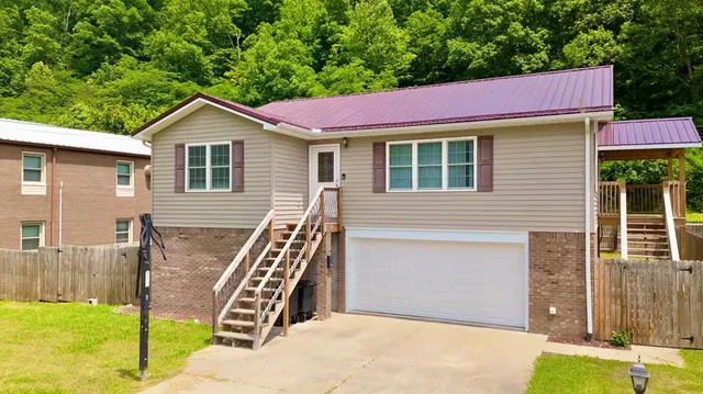 63 Meta Ln, Pikeville, KY 41501