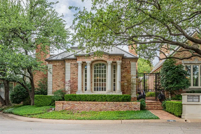 20 Stonecourt Cir, Dallas, TX 75225