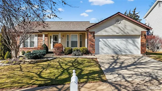 4847 Lowndes Dr, Saint Louis, MO 63129