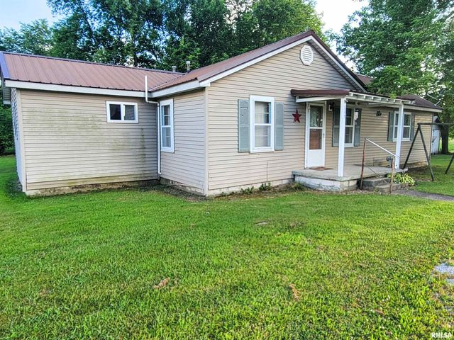 113 Mead St SW, Clay City, IL 62824