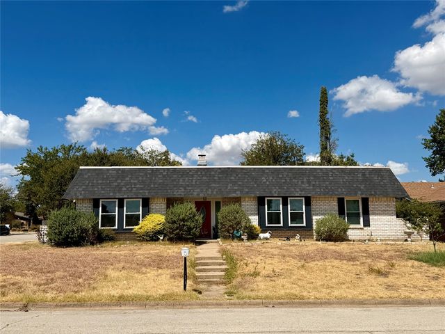 1616 Country Manor Rd, Fort Worth, TX 76134