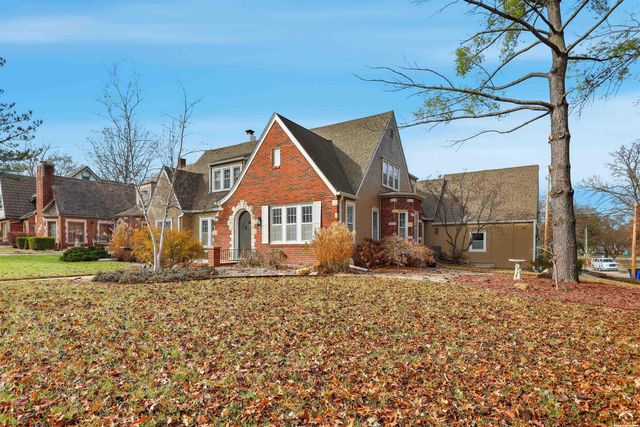 1303 SW Pembroke Ln, Topeka, KS 66604