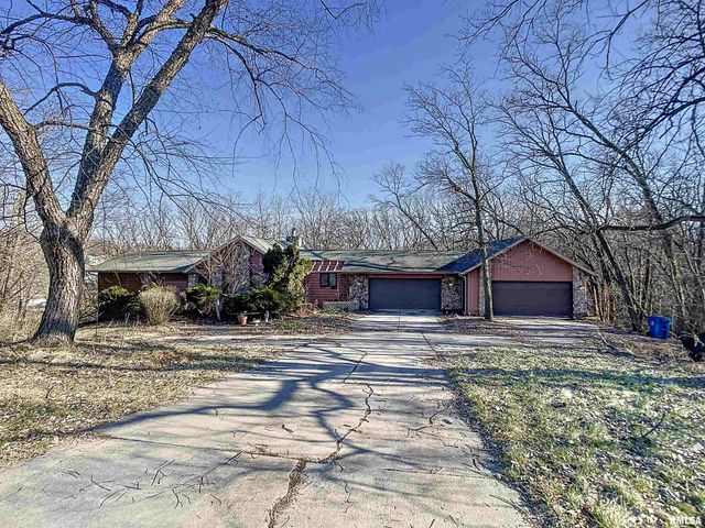 20 Elmwood Dr, Blue Grass, IA 52726