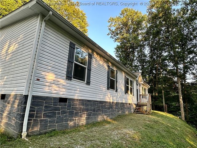 12 Hainer Branch Rd, Chapmanville, WV 25508