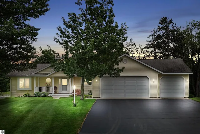 1568 Nightingale Ln, Kingsley, MI 49649
