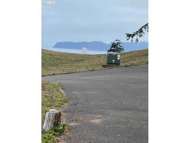 53 Meadow View Ln, Pacific City, OR 97135
